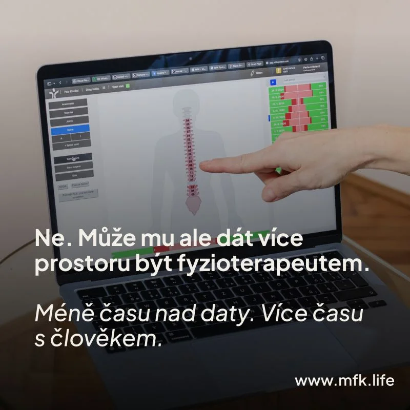 Grafika MFK: ruka ukazuje na páteř na obrazovce notebooku a text „Ne. Může mu ale dát více prostoru být fyzioterapeutem. Méně času nad daty. Více času s člověkem.“ — www.mfk.life
