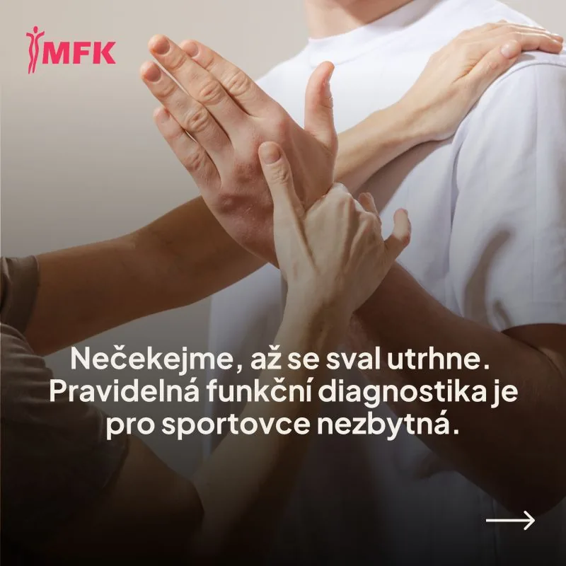 Grafika MFK: ruce terapeuta při svalovém testu paže a text „Nečekejme, až se sval utrhne“