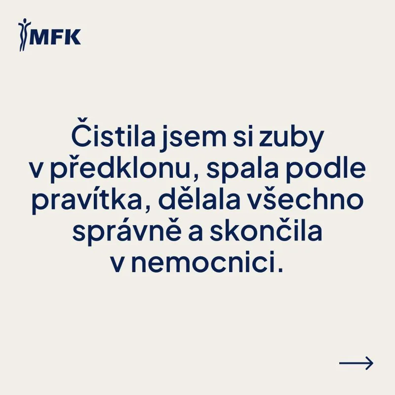 Úvodní slide s textem o čištění zubů v předklonu, spánku podle pravítka a hospitalizaci