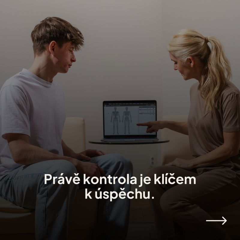 Terapeutka a klient u notebooku s mapou těla MFK; text „Právě kontrola je klíčem k úspěchu.“