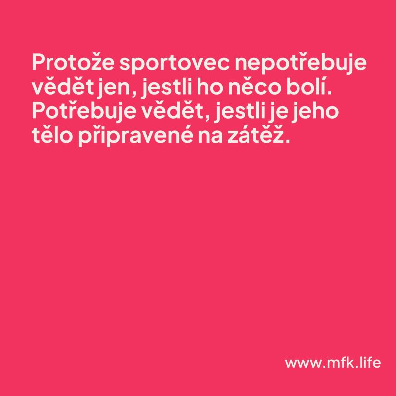 Růžový textový slide: „Protože sportovec nepotřebuje vědět jen, jestli ho něco bolí. Potřebuje vědět, jestli je jeho tělo připravené na zátěž.“ — www.mfk.life