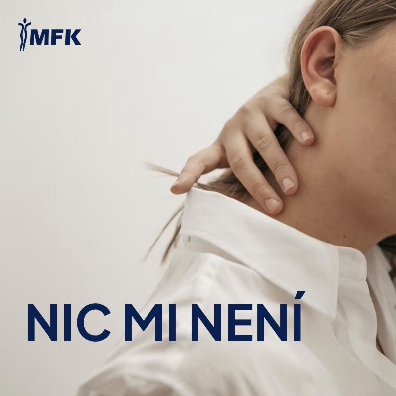 Fotografie krku a ruky u šíje s logem MFK a textem „NIC MI NENÍ“