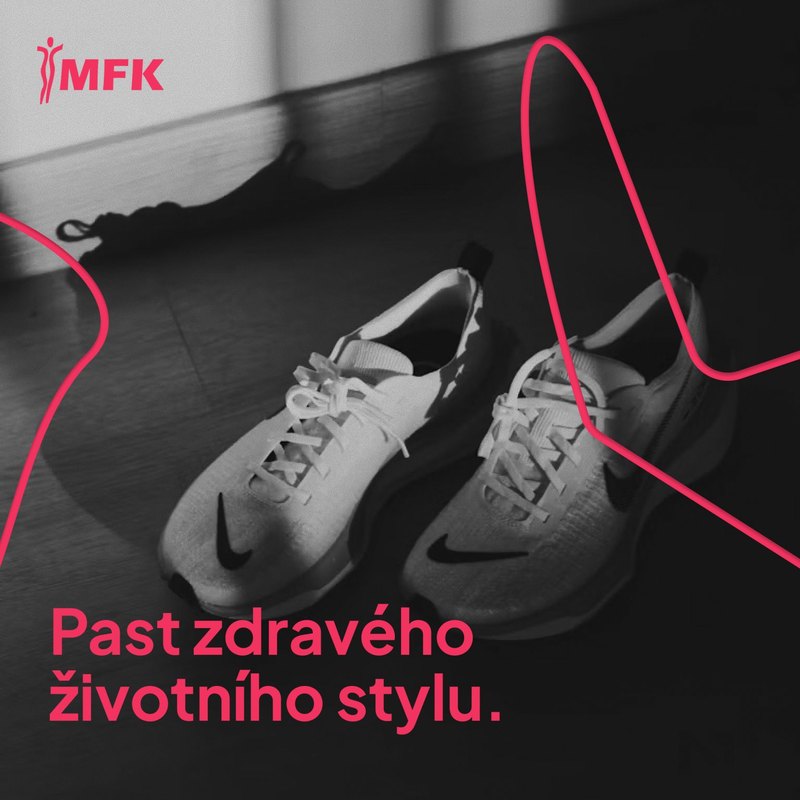 Grafika MFK: černobílá fotografie sportovních běžeckých bot na podlaze, růžové linie a text „Past zdravého životního stylu.“